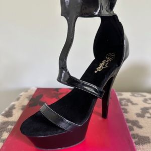 New in box size 10 black patent t strap 5” platform heels